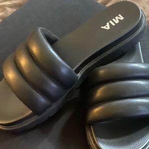 MIA slides puffer style with lug sole super trendy